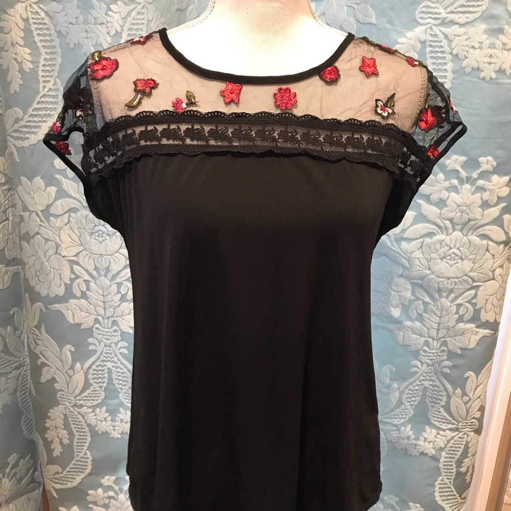 Illusion neck floral top